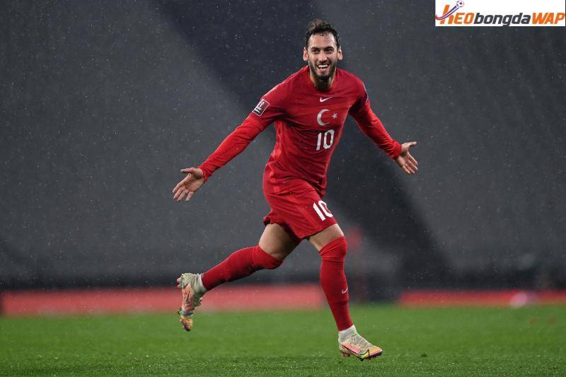 Hakan Çalhanoğlu của đội tuyển Thổ Nhĩ Kỳ với kỹ năng đá phạt xuất sắc